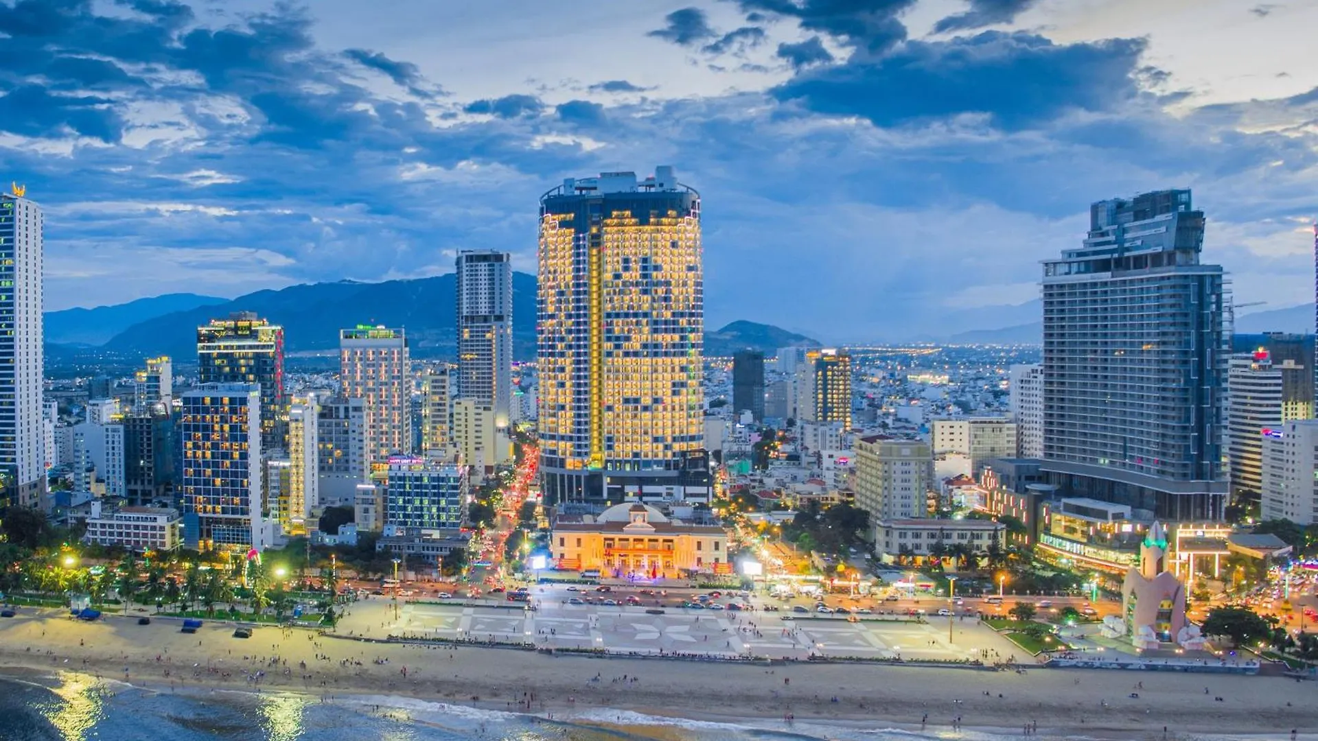 Апартаменты Sea Cloud Panorama Beachfront Нячанг