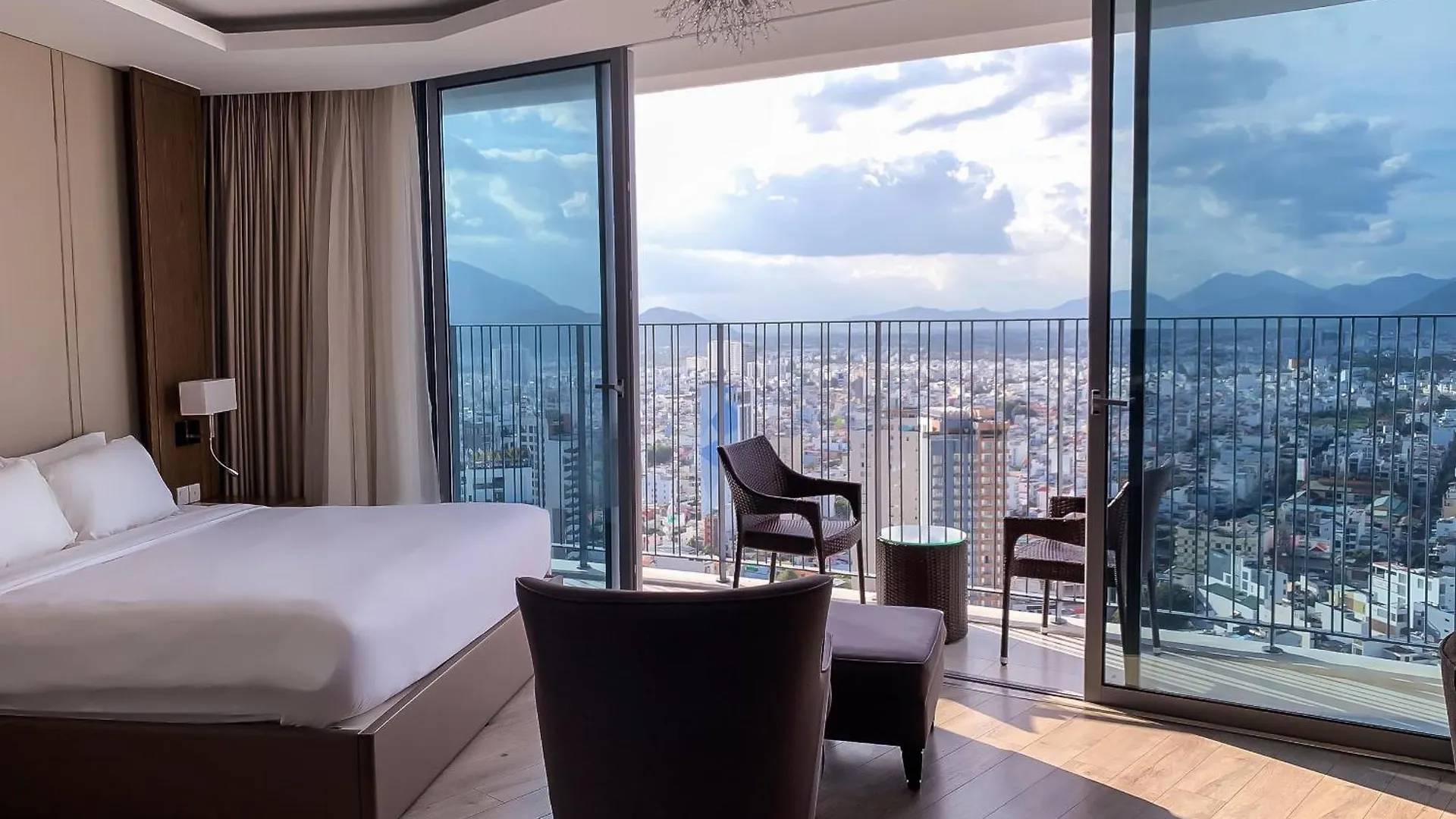 Апартаменты Sea Cloud Panorama Beachfront Нячанг